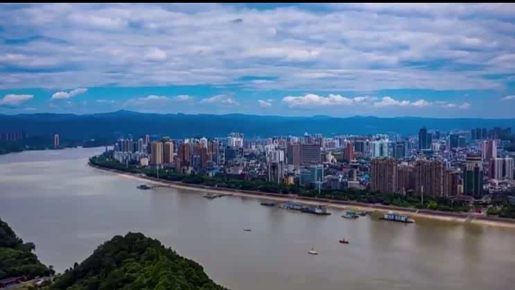 月光下的沉思，湖北乡村小院夜色中的演员身影